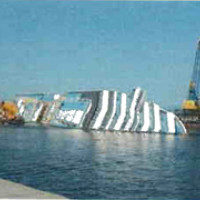 290 m dlouhá výletní loď Costa Concordia leží téměř vodorovně po své havárii v lednu 2012  před toskánským pobřežím